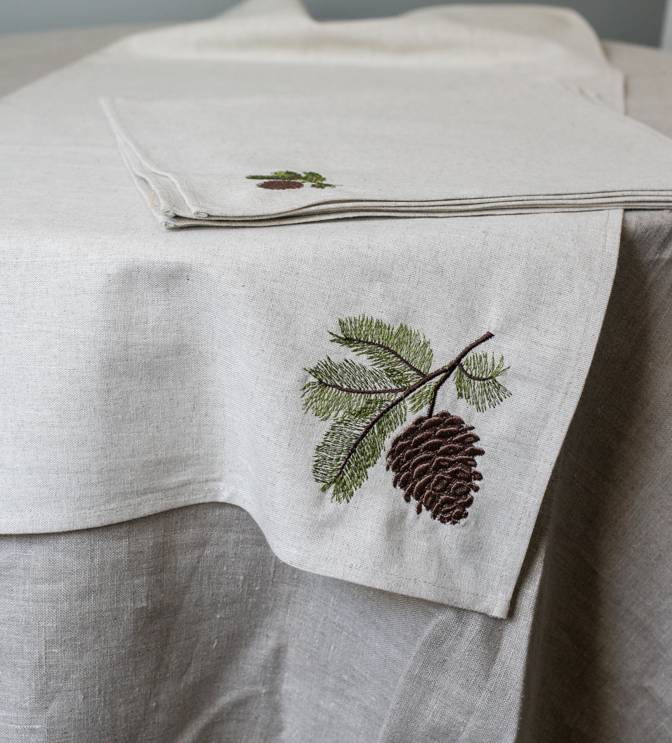 картинка Дорожка и 6 салфеток с вышивкой от магазина Одежда+