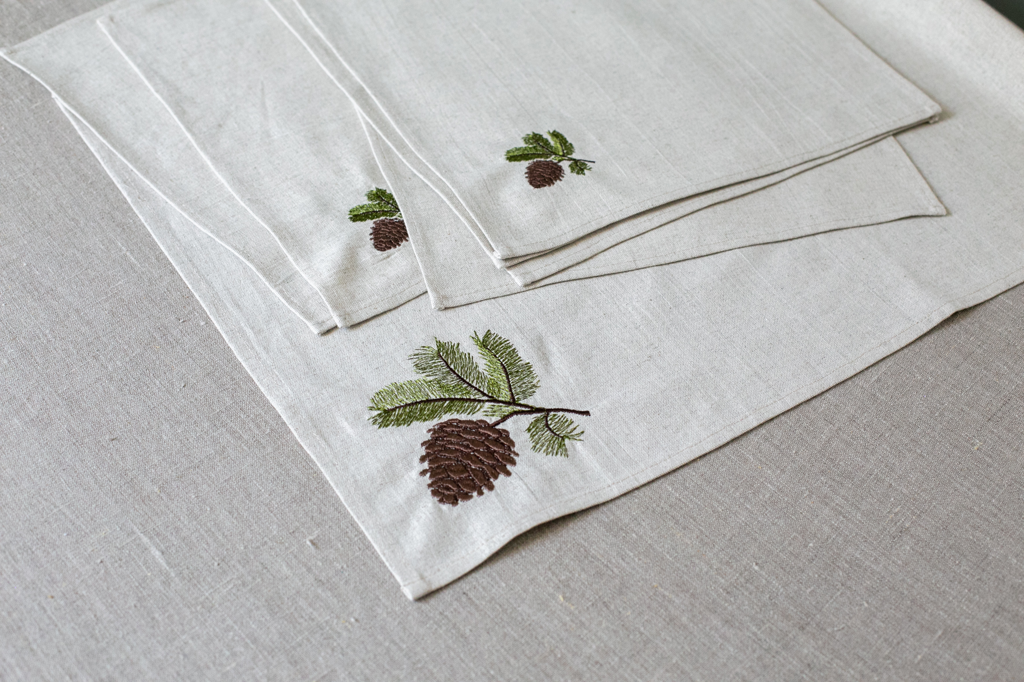 картинка Дорожка и 6 салфеток с вышивкой от магазина Одежда+